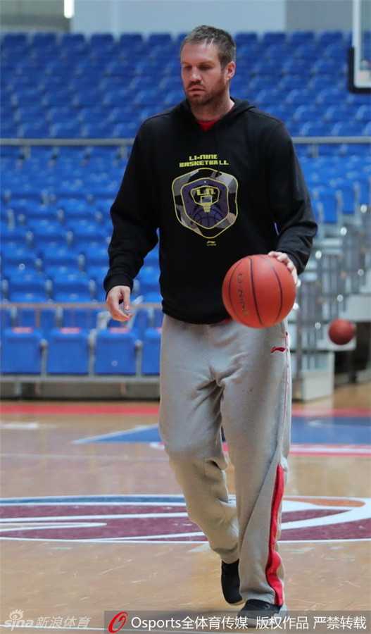 兰多夫运球穿越半场，体前变向衔接背后绕球，人球结合能力堪比小个子后卫