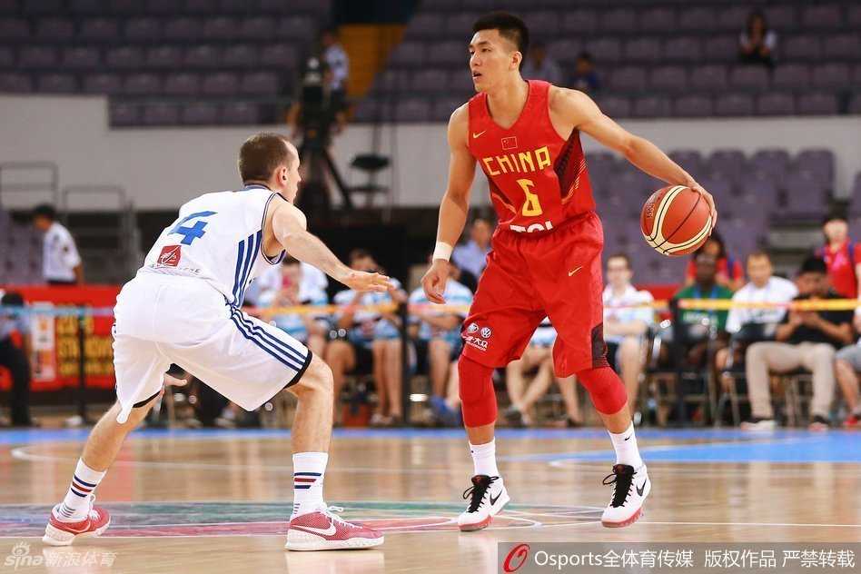 郭艾伦沉着地运球推进，双眼不断扫视场上队友的跑位，大脑飞速运转观察局势。