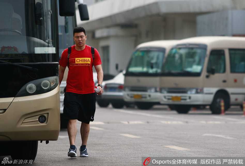 周琦在篮下伸出长臂，面对法国队中锋的强起上篮送出一记结结实实的大火锅，篮球被扇飞的瞬间全场沸腾。