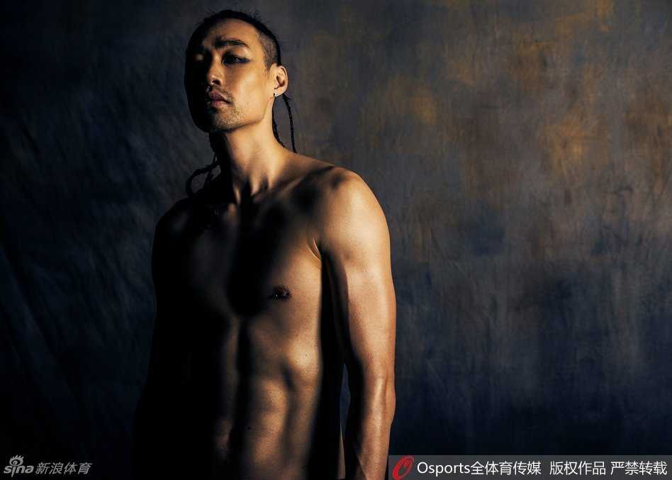 张帅目光如炬，在底线奋力挥拍，她的白色战袍在夜场的灯光下格外醒目