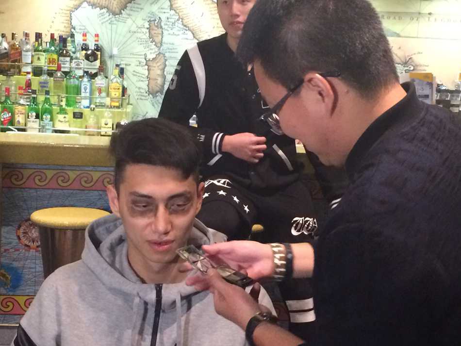 夕阳的余晖洒在邮轮的甲板篮球场上，球员们结束了一天的活动，倚靠在船舷边聊天，享受难得的宁静海景，身后是邮轮划出的白色浪花。