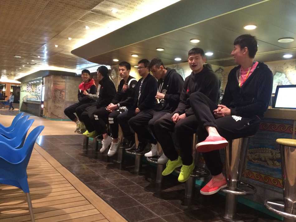 由于甲板下雨，互动游戏临时改到了四楼的Disco舞厅，球员在指压板上光脚跳绳，脸上被队友用化妆品画得五颜六色，搞怪的造型引得现场球迷捧腹大笑。