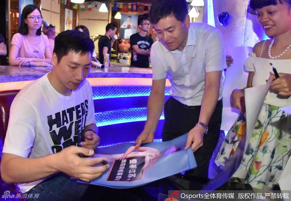 发布会结束后，唐正东被热情的球迷层层包围，他手中握着刚签完名的照片，人群中快门声不断，大唐亲切地与大家互动，现场气氛热烈而有序。