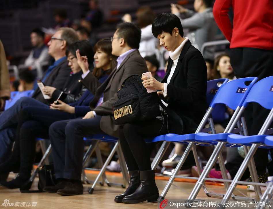 年轻的扣篮王王潼腾空而起，身体在空中舒展开来，仿佛摆脱了地心引力，他正在用惊人的天赋向场边的名宿们宣告：中国篮球的未来，由我们接管。