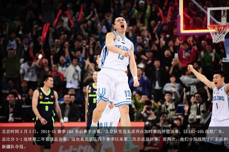 总决赛第六场，辽宁本溪主场门票涨价风波中，仍有许多身穿绿色羽绒服的球迷在售票处彻夜排队，只为求得一张见证历史的门票。