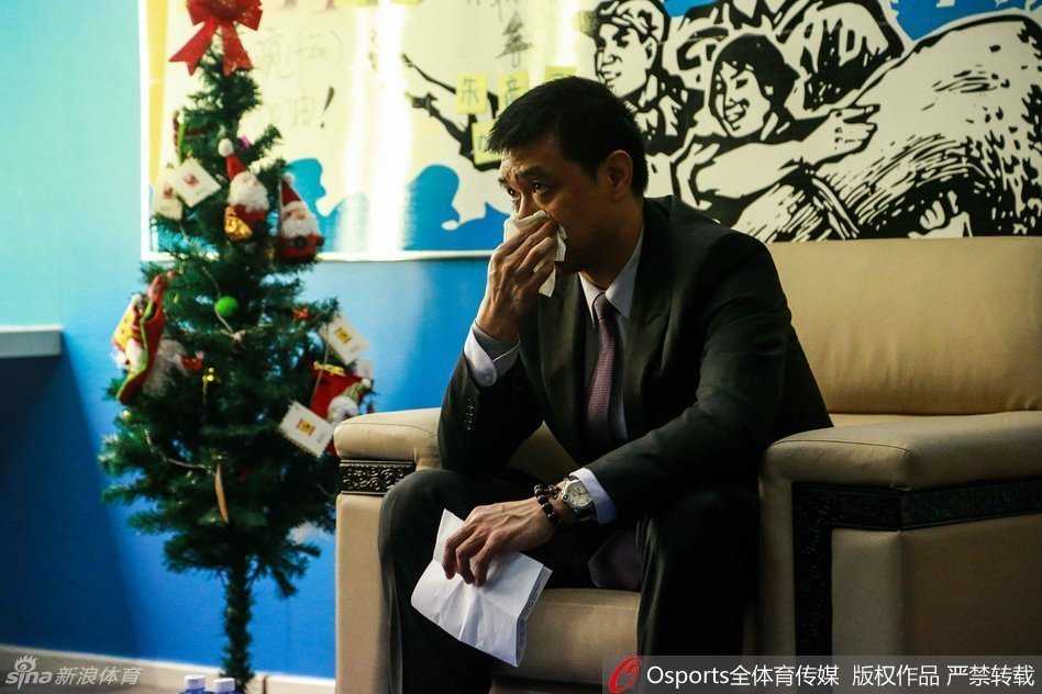 吉喆在防守成功后眼神失焦，这场比赛的失利像一块巨石压在他心头，面对对方内线哈达迪的绝对高度，他的一次次卡位和跳投都显得格外艰难。