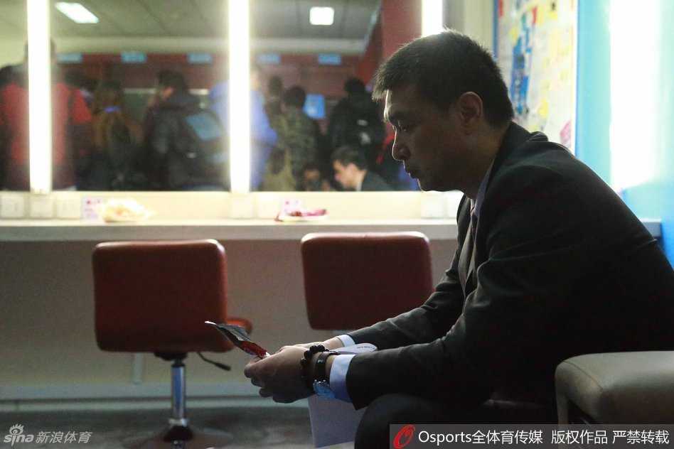 主教练闵鹿蕾在场边失落发呆，眼神空洞地看着场内，他不敢相信精心布置的战术被对手的疯狂三分潮彻底打乱。