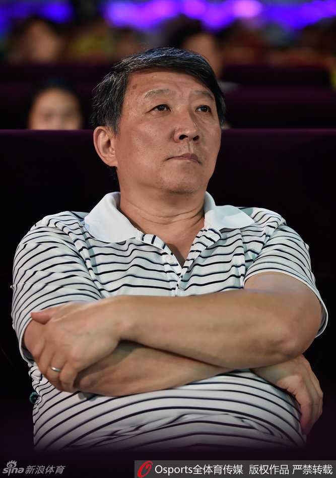 宫鲁鸣作为抽签嘉宾在台上进行抽签，他面带微笑将手中的队标展示给大家，现场气氛紧张而热烈