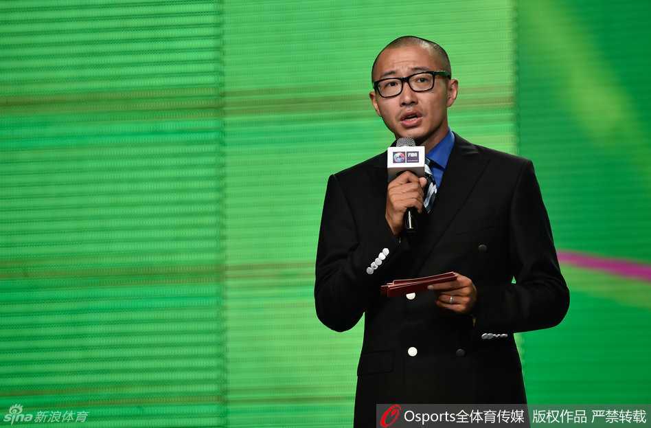 可兰白克代表新疆男篮在抽签仪式上微笑致意，作为球队领袖，他肩负着带领球队冲击亚洲之巅的重任