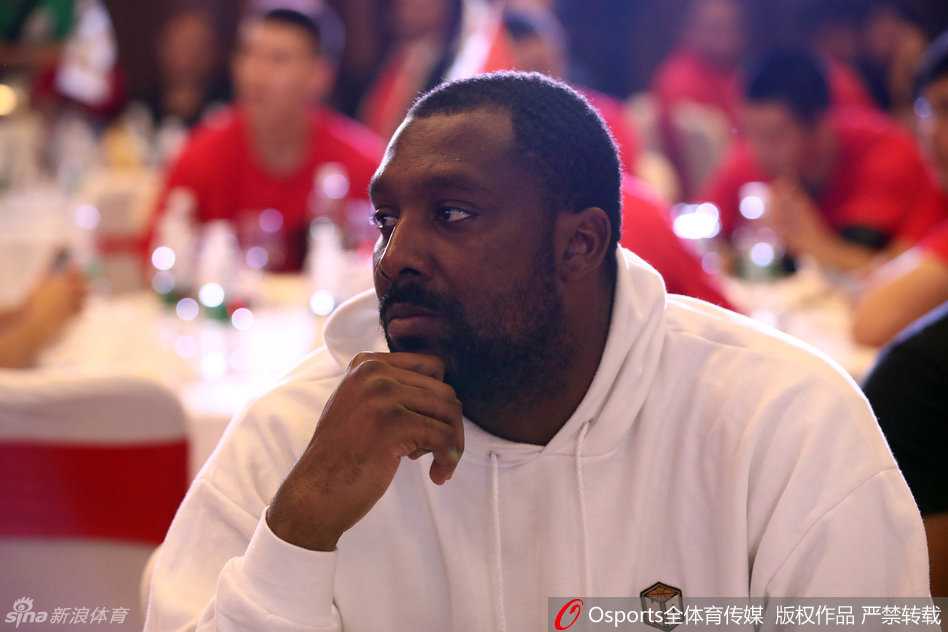 李根面色红润，手持餐具正对美食大快朵颐，专注的神情仿佛在说：吃饱喝足，明天上场才有力气做那个‘安静的美男子’。