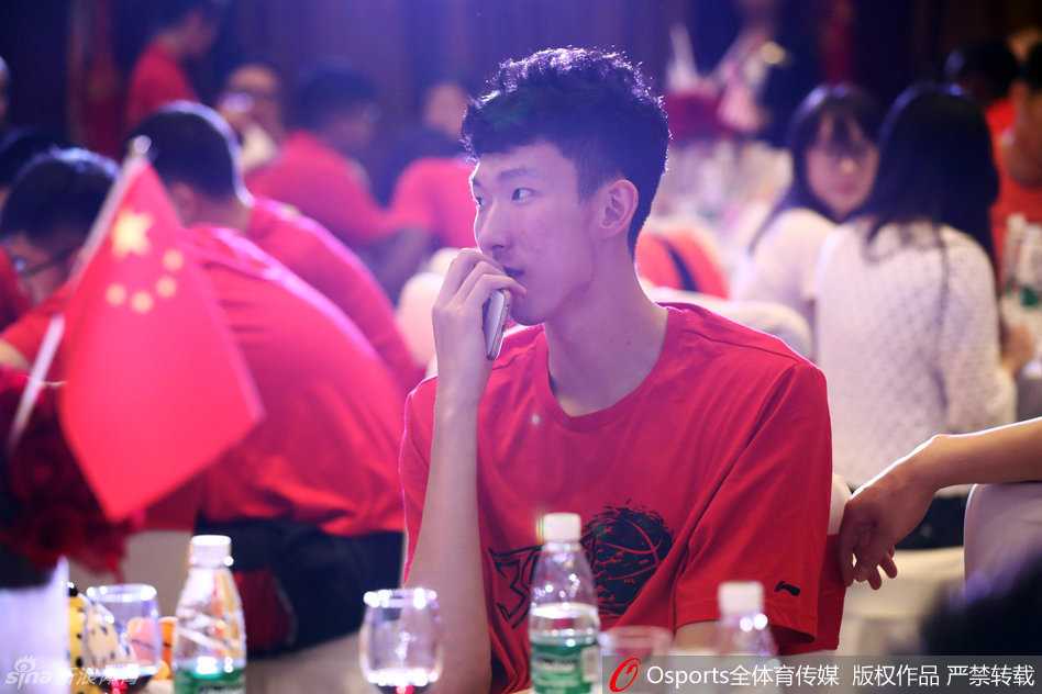 在璀璨的水晶吊灯下，新疆众将身着笔挺衬衫，在宴会背景板前留下了一张气宇轩昂的出征大合影，眼神中充满了对胜利的渴望。