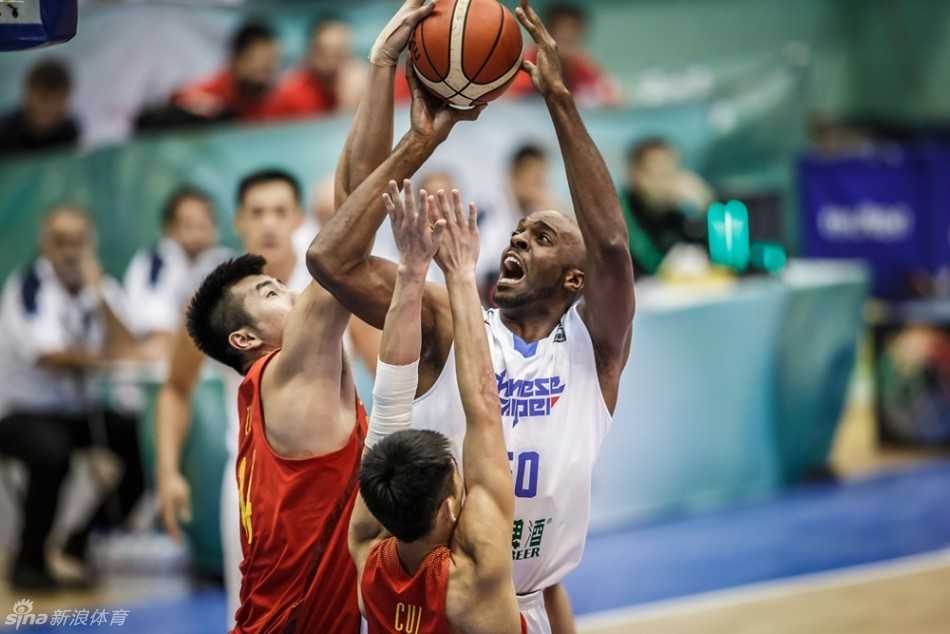 激烈的比赛间隙，中国队与中华台北队的主教练在场边不期而遇，两人神情专注地进行着无声的战术博弈与交流。