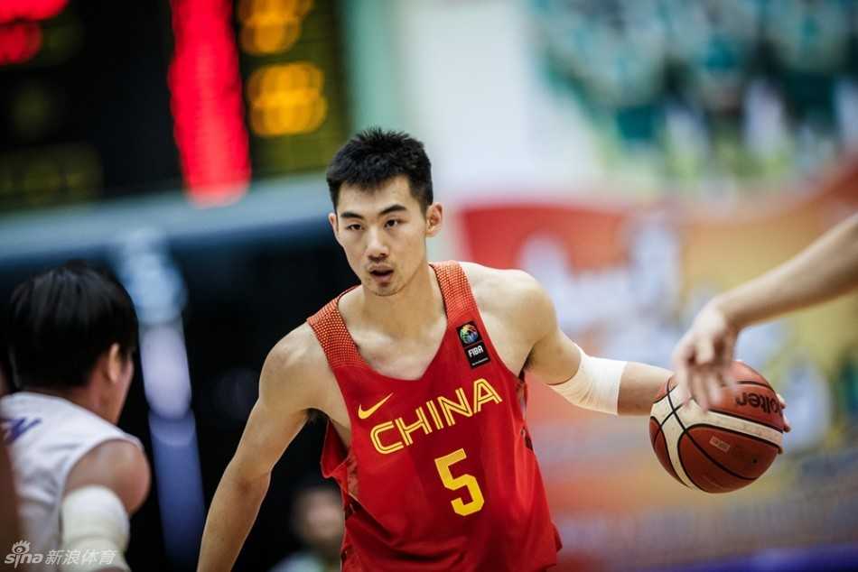 后卫方硕犹如一道白色闪电，在对方严防死守下毅然急停干拔，篮球在空中划出完美弧线，直奔篮筐而去。