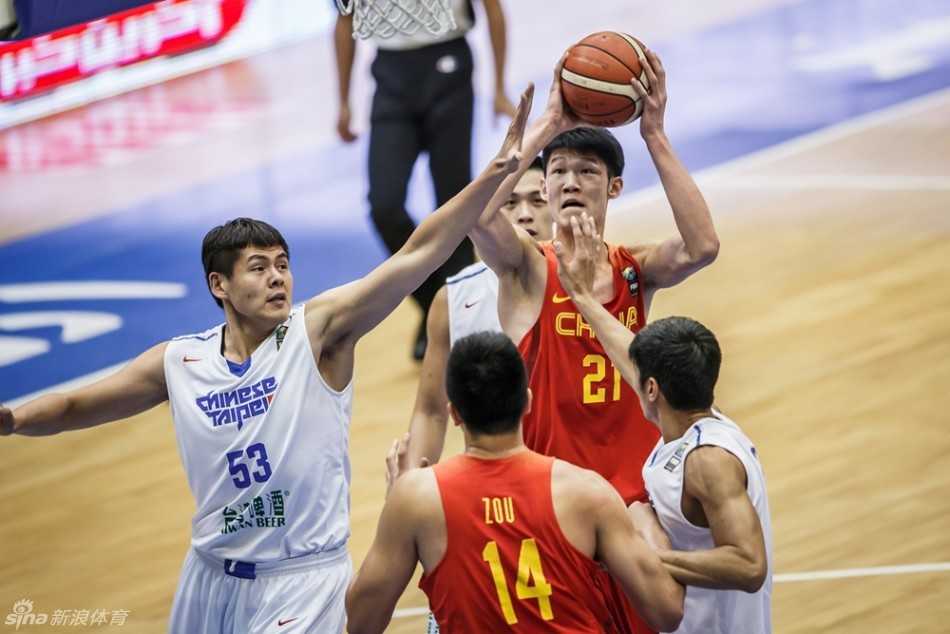 邹雨宸像一座铁塔般矗立在禁区，他用一记势大力沉的单手封盖，无情地将对手的上篮拒之门外，点燃了全场观众的激情。