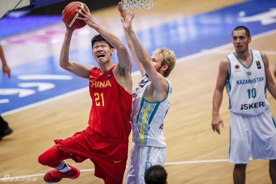 方硕单手将球挑向篮筐，动作舒展飘逸，指尖的柔和手感让皮球划出完美弧线落入网窝。