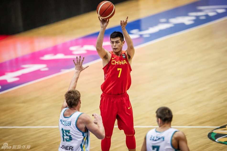 赵大鹏压低重心张开双臂，眼神坚毅地紧盯对手，犹如一道铁闸横亘在对方进攻的路线上。