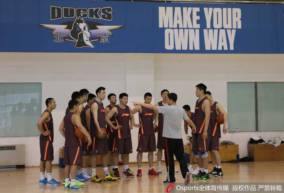 投篮训练环节，段江鹏在三分线外从容起跳，手指轻柔拨球，目光紧锁篮筐，队友们则在一旁准备抢篮板，整个训练环节紧凑而有序。