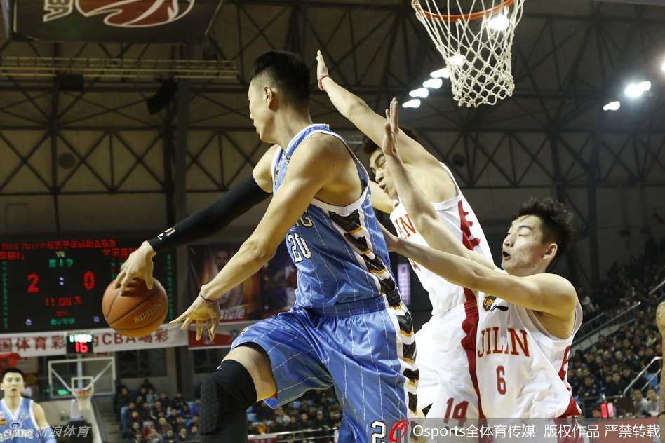 北京队打出精妙配合，孙悦在三分线外接球就投，皮球划出一道美丽的弧线空心入网，展现了他作为高个子射手柔和的手感。