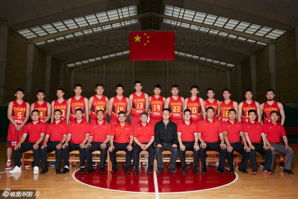 在摄影师的镜头下，中国男篮的将士们如同即将出征的勇士，周鹏与李根领衔，目光如炬，神情坚毅，仿佛里约的赛场就在眼前，等待他们去征服。