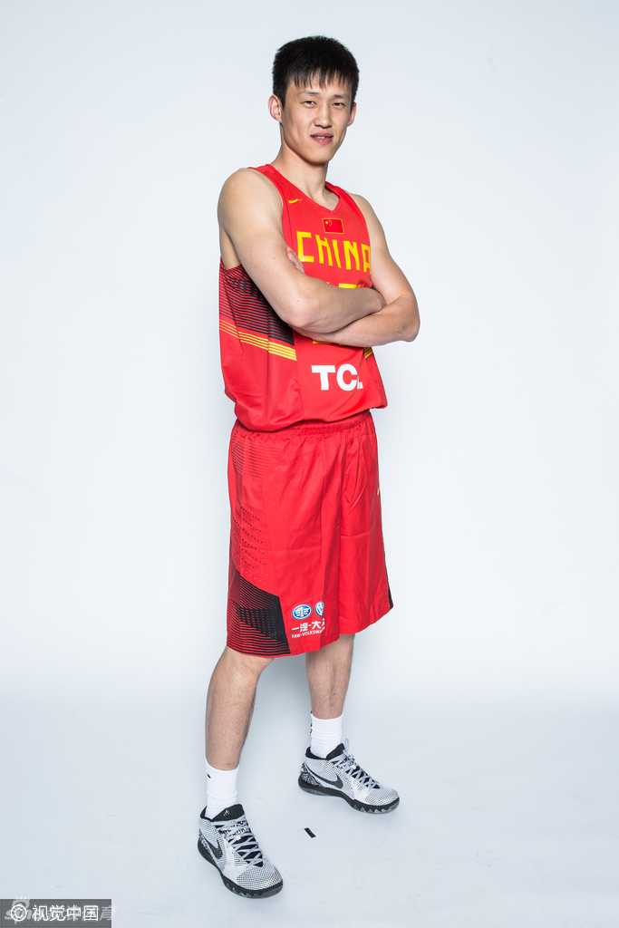 李慕豪与邹雨宸两大内线并肩而立，宛如移动的长城，他们高大的身影预示着中国队在禁区内的防守硬度，青春的气息扑面而来。