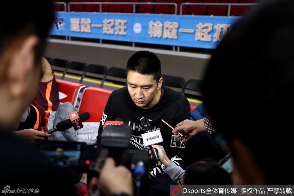 射手朱彦西在训练师陪同下进行投篮练习，皮球应声入网，宣告着昔日神射手的强势回归。