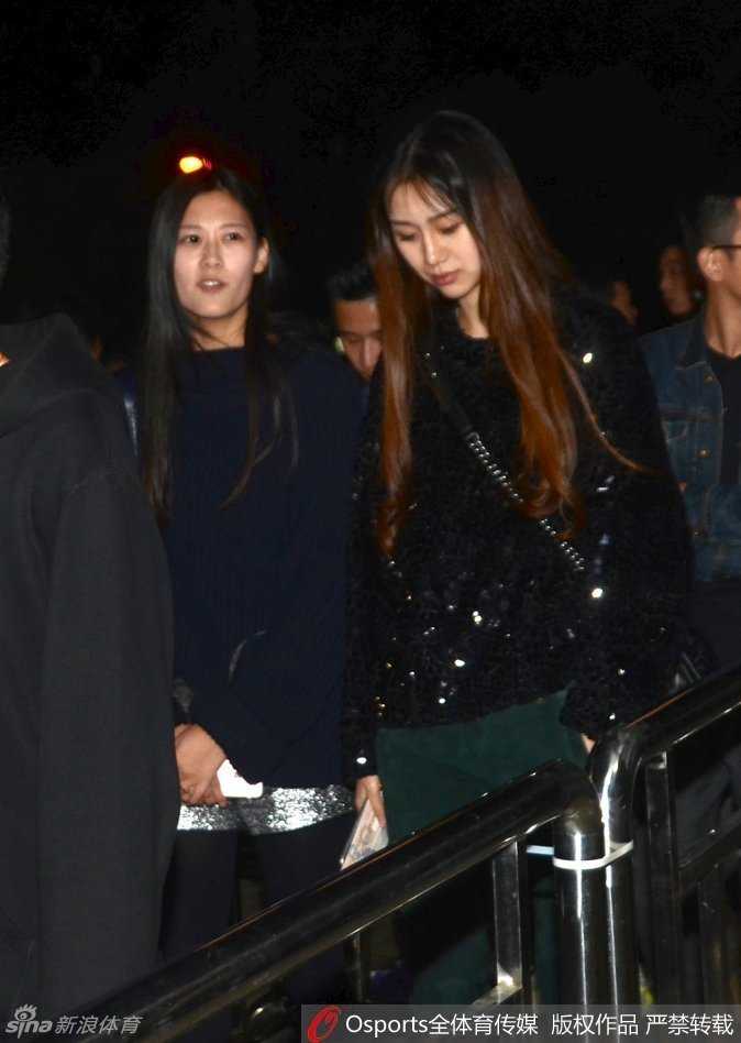 陈露在看台上专注凝视赛场方向，仿佛正为场上的每一次攻防揪心，眼神中透出对家人的牵挂。