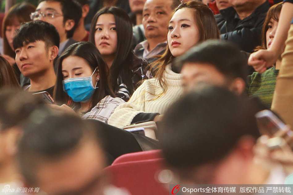 高媛在看台上与身旁观众互动，笑容舒展自然，仿佛因为方硕的出色表现而心情愉悦，感染了周围的每一个人。