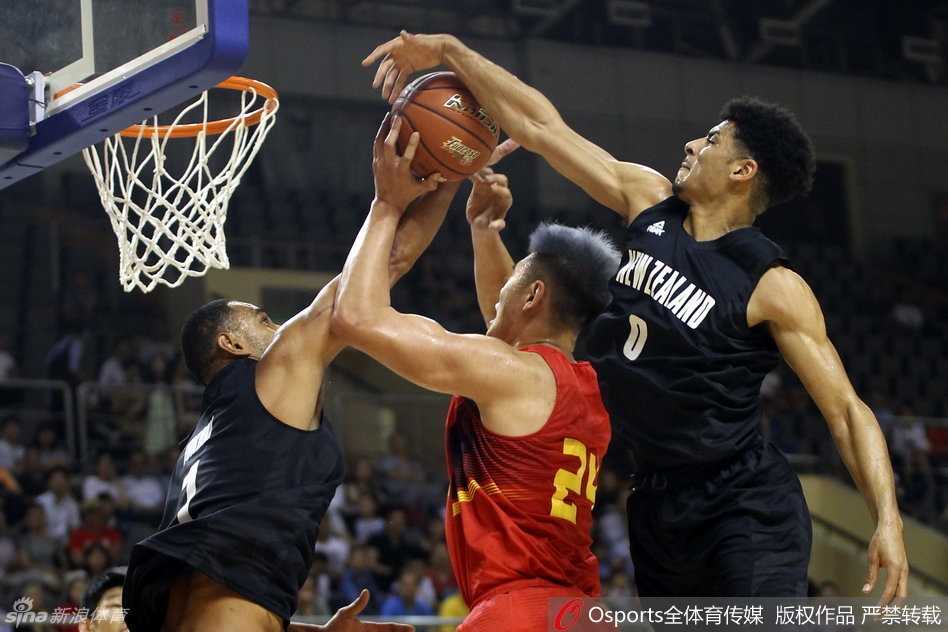 陶汉林站上罚球线，调整呼吸，全队都在等待这次稳定的得分机会，他在内线搏得的每一次罚球，都是对球队士气的最好提振。