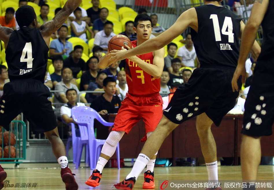 方硕面对意大利防守球员，冷静地将球推进过半场，眼神犀利寻找队友