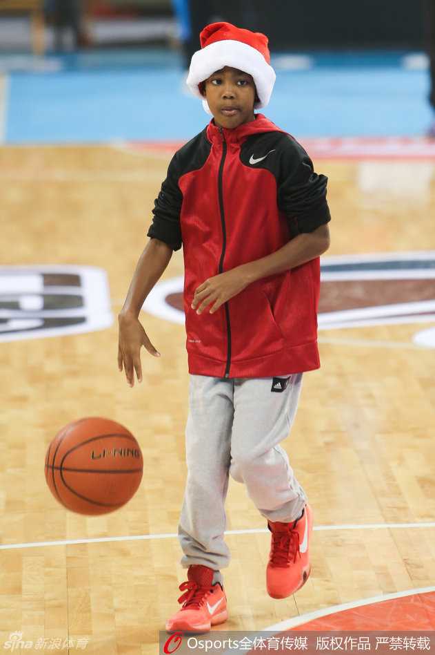 镜头聚焦马布里胸前的十字架项链，金色的链条与精致的十字架在黑色球衣的映衬下格外夺目，仿佛承载着信仰与力量。