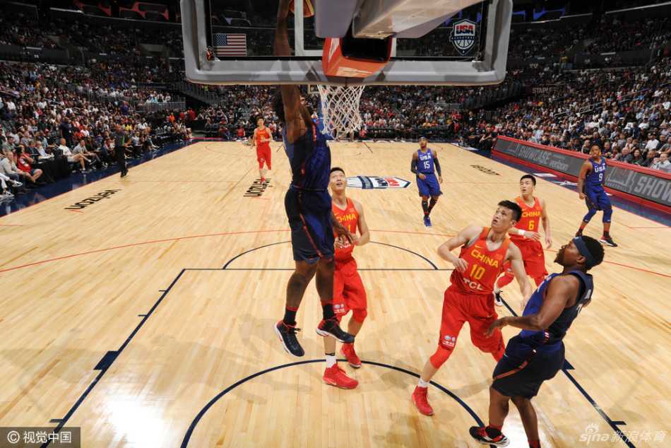 杜兰特遮天蔽日般笼罩，赵继伟却如灵猫般压低重心，犀利的眼神在高速运球中寻找那一线杀机。