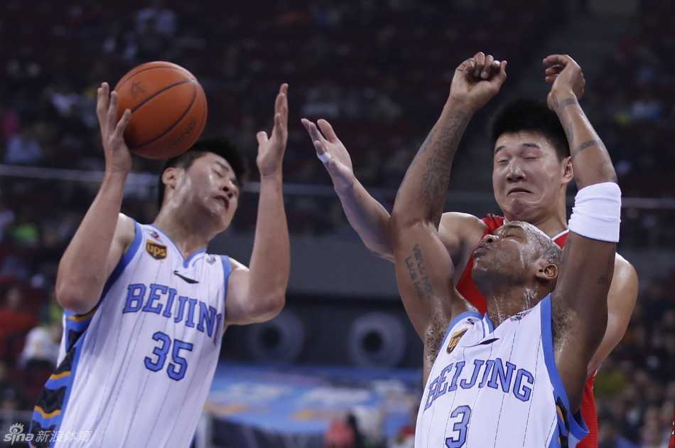 张庆鹏张开双臂死贴防守人，脚步移动迅速，展现了拼命三郎的本色。