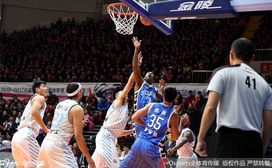 翟晓川高高跃起在空中截获皮球，落地瞬间已如绷紧的弹簧，目视前场准备发动反击，那股子拼劲仿佛要燃烧整个球场。