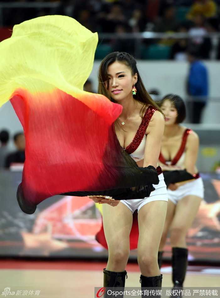 热舞中虽险些走光，但宝贝依然保持镇定，用专业的素养化解尴尬，笑容中更添几分自信与妩媚。