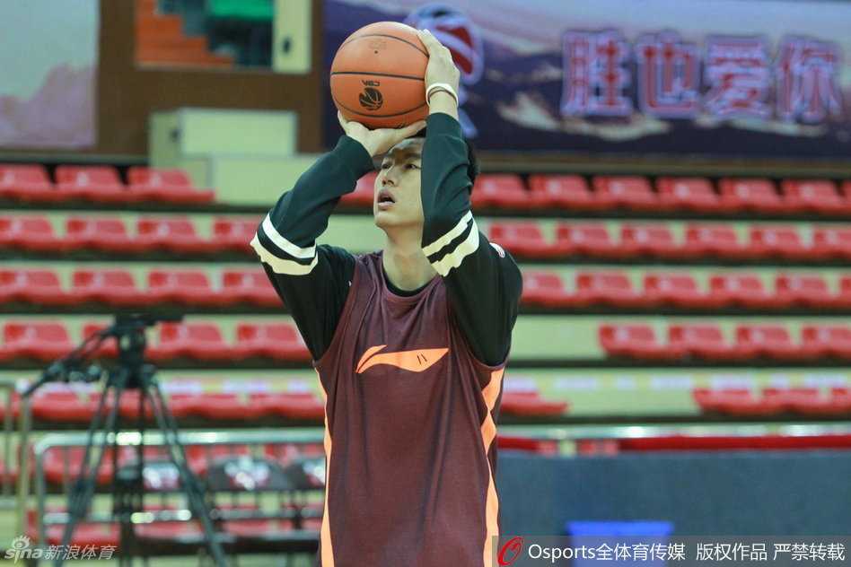 马布里冻得哈气暖手，攥拳捂口抵御严寒，眼神仍如鹰隼般锐利