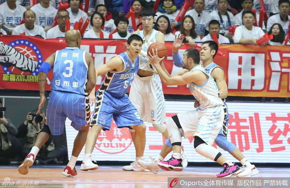 李根背身卡位观察场上局势，肌肉虬结的上肢充满力量感，随时准备接球强攻篮下