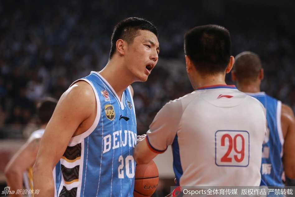 北控队核心后卫卡姆拉尼面对孙悦的贴身紧逼，利用节奏变化和背后运球，如同一道闪电般撕开防线，他的眼神专注而坚定，直杀篮下