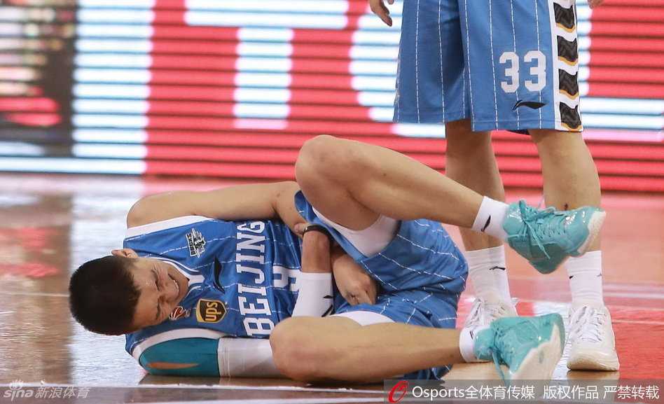 北京首钢外援莫里斯高举双臂，像一堵移动的长城一样死死顶住北控外援赖特的背身单打，肌肉的碰撞彰显出内线防守的惨烈与硬度