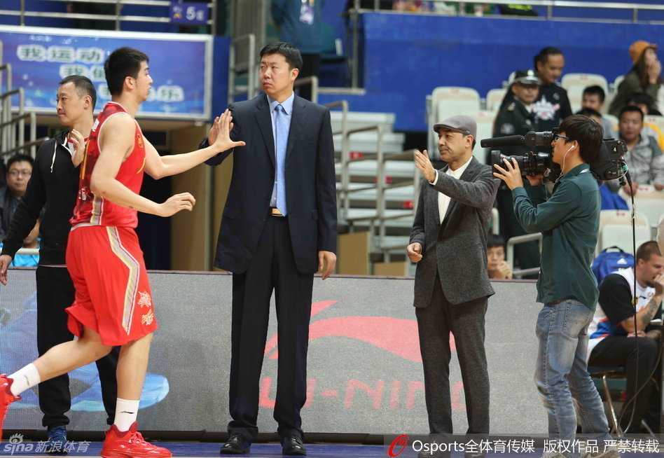 传承时刻，王治郅与阿的江场边凝神指挥，一个记录数据一个调兵遣将，八一教练组双星闪耀。