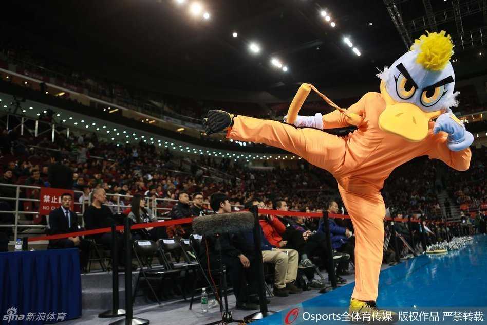 霹雳鸭扎起马步，一记标准凌厉的侧踢，仿佛李小龙附体，黄色战袍在空中划出霸气弧线。