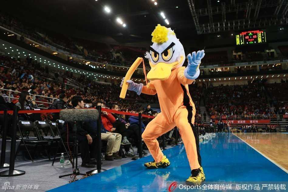 表演结束，霹雳鸭面向观众双手抱拳行礼，黄色战袍上“龙”字刺绣若隐若现，一代宗师风范尽显。