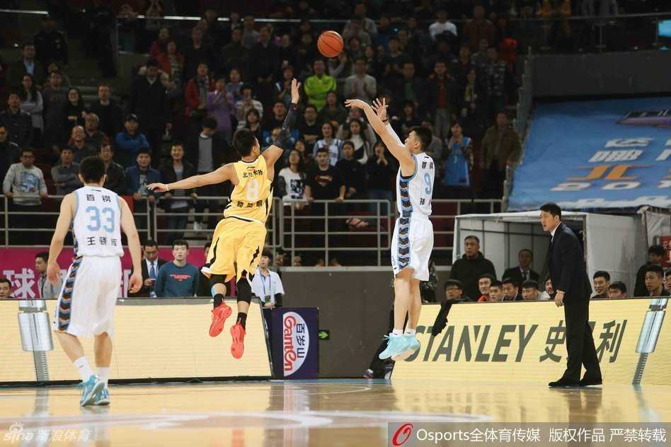 北控队员外线干拔跳投，首钢防守球员飞身扑防，一只大手完全遮盖住了篮球的飞行路线，形成极具压迫感的封盖瞬间。