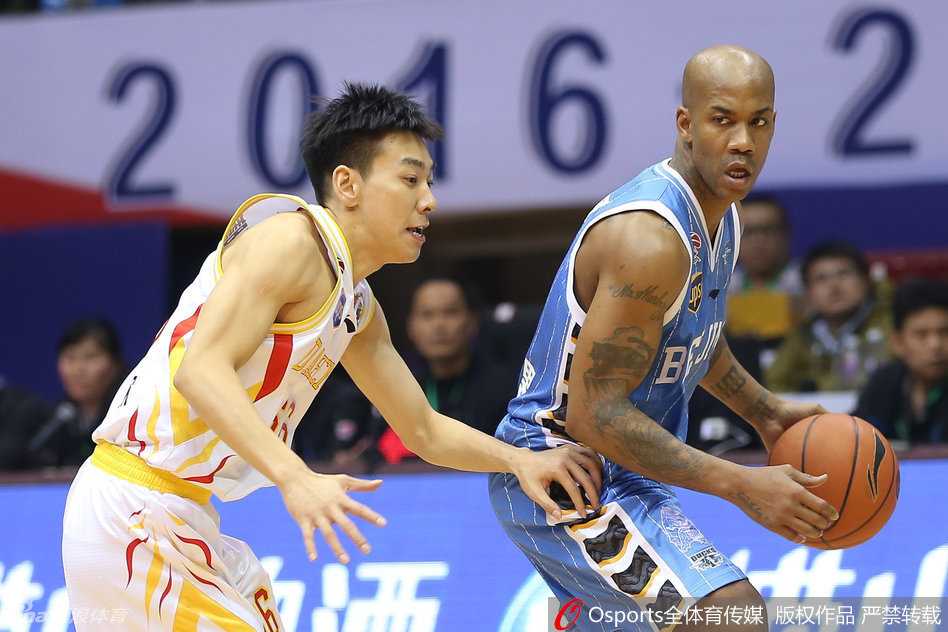 张庆鹏在客场球迷面前三分出手,球在空中划出完美弧线,全场瞬间鸦雀无声。