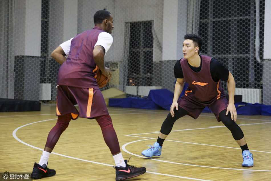 周琦在训练师的协助下进行核心力量训练，他双手撑地，身体保持笔直，尽管动作难度极大，但他的表情依然平静如水，专注度极高。