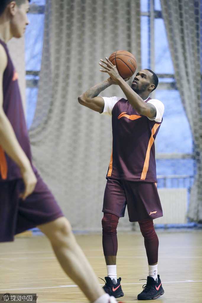 小外援达柳斯·亚当斯在进行赛前拉伸，他压低身体重心，表情严肃专注，健硕的小腿肌肉线条展现出了顶级后卫的身体素质。