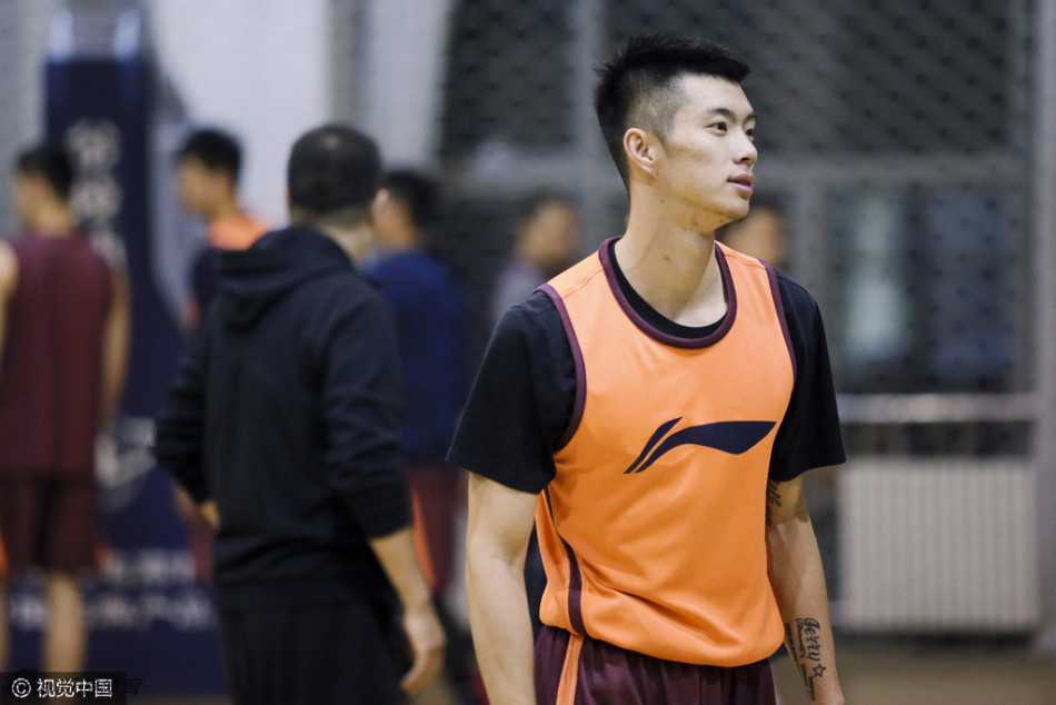 训练馆内，周琦与队友们围成一圈进行拉伸放松，大家脸上都带着轻松的笑容，彼此间的信任和默契在这一刻显露无遗，团队氛围十分融洽。