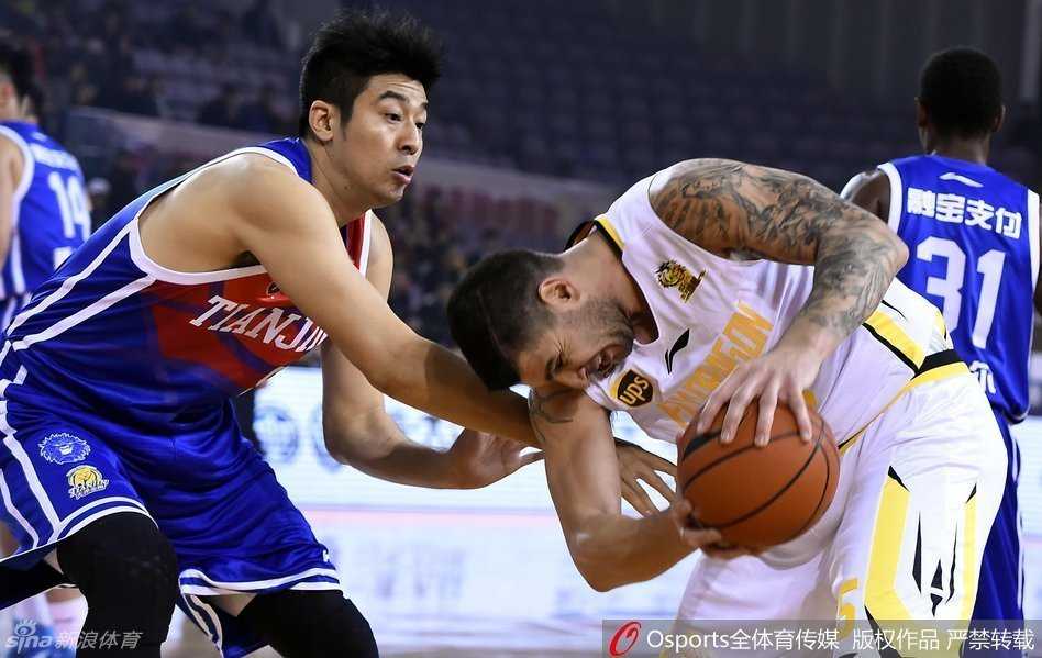 混乱之中，北控队的球员们围住倒在地上的队友，奋力将对手与自家兄弟隔开，场上气氛剑拔弩张，火药味十足。