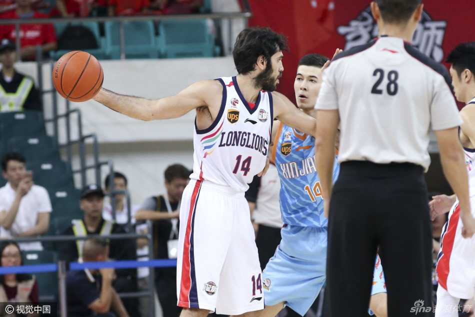 巴赫拉米如尖刀般刺破防守，面对北京队的重重围堵，他毫无惧色，眼神坚毅地寻找着队友的跑位。