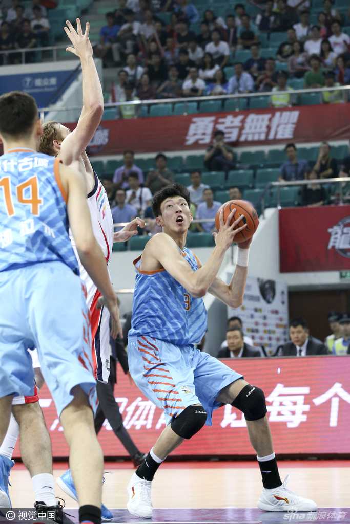 斯蒂芬森如同出膛的炮弹，高高跃起完成一记势大力沉的单手劈扣，他的身体在空中完全舒展，仿佛要挣脱地心引力的束缚。