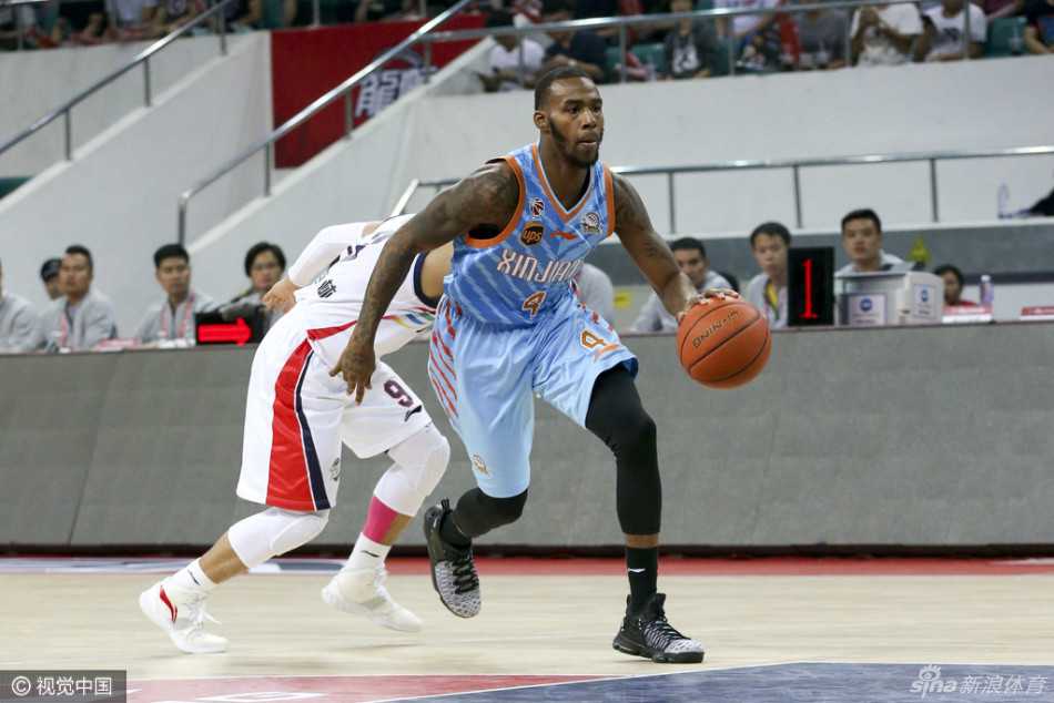 史鸿飞运球刚过中线，面对扑防而来的对手，他果断起跳，眼神中充满自信，出手了一记超远距离三分，篮球在空中旋转着飞向篮筐。